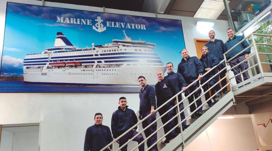 Parte del equipo de Marine Elevators en la sede de la empresa en Tarragona.