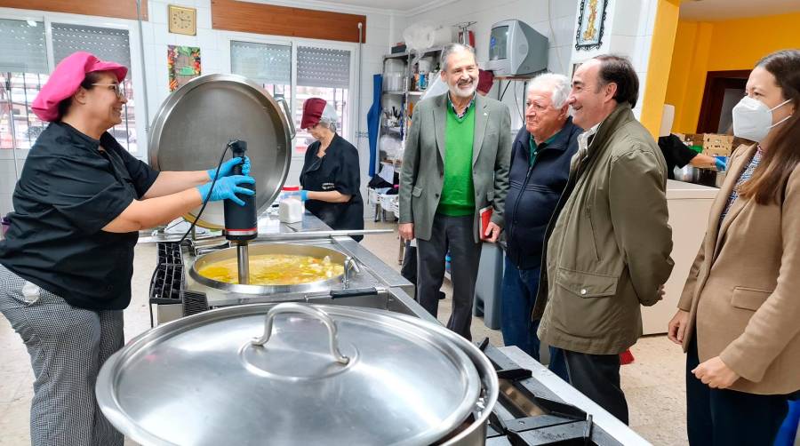 Vicente Pablo Ortels, director de Cáritas Parroquial Cádiz, y Pepe Ramírez, responsable de la representación del Centro Social Padre Cruceyra, explican el trabajo en cocinas al presidente de la APBA, Gerardo Landaluce y a la instructora de la Comisión Puerto-Comarca, Antonia Guerrero.