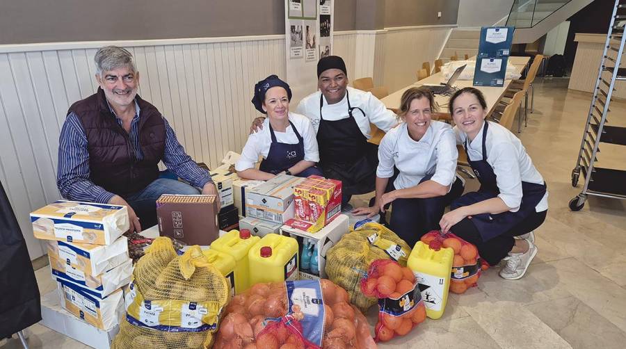 Altaviana recibió de Aportem – Puerto Solidario Valencia productos de alimentación e higiene. En la imagen, responsables de Aportem y de Altaviana.