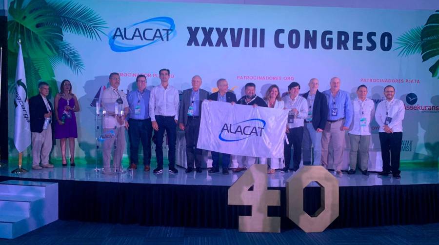 Clausura del 38 Congreso y acto de entrega de la bandera de ALACAT al SIL.