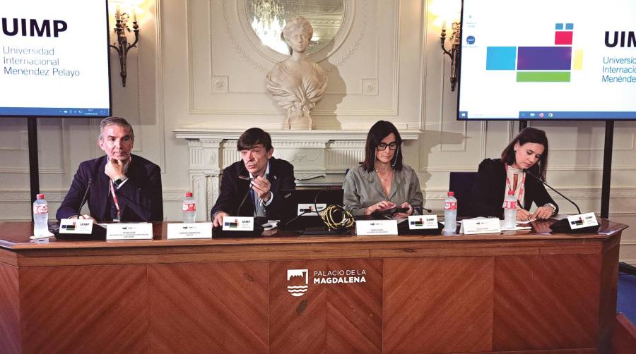 Desde la izquierda: César Díaz, presidente de la Autoridad Portuaria de Santander; Carlos Andradas, rector de la UIMP; Gema Igual, alcaldesa de Santander; Pilar Parra, directora corporativa de Puertos del Estado. Foto J.P.