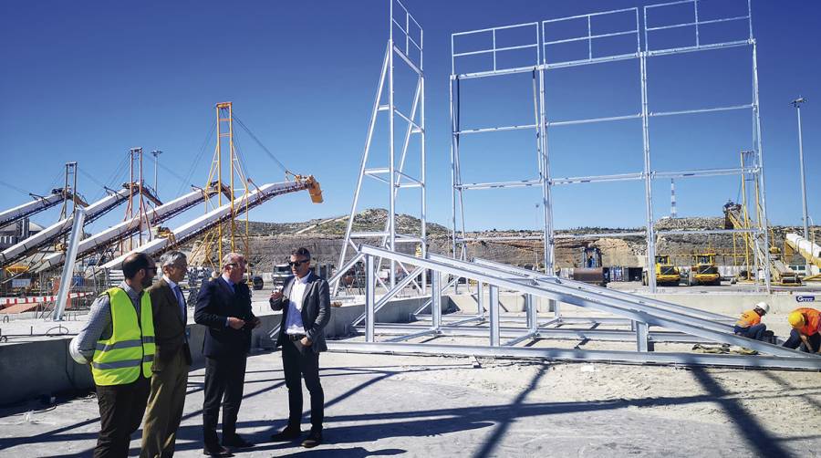 Acompa&ntilde;ado por Juan Manuel Reyes, director de la APA, y Fernando Rivas, de Construcciones Glesa, Jes&uacute;s Caicedo, presidente de la APA, ha visto las obras de las pantallas.