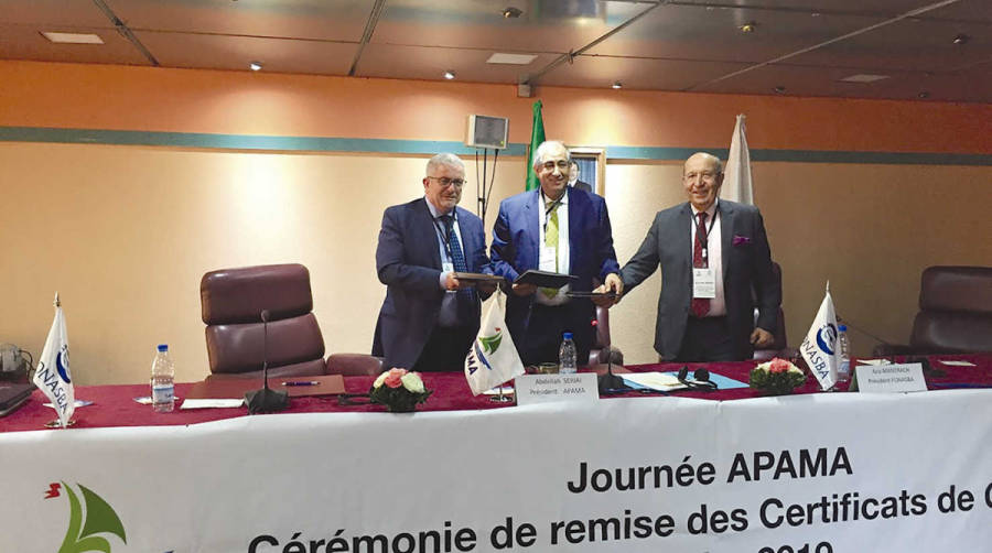 Eduard Rod&eacute;s, director de la Escola Europea y primero por la izquierda, durante uno de los eventos en los que ha participado durante su estancia en Argelia.