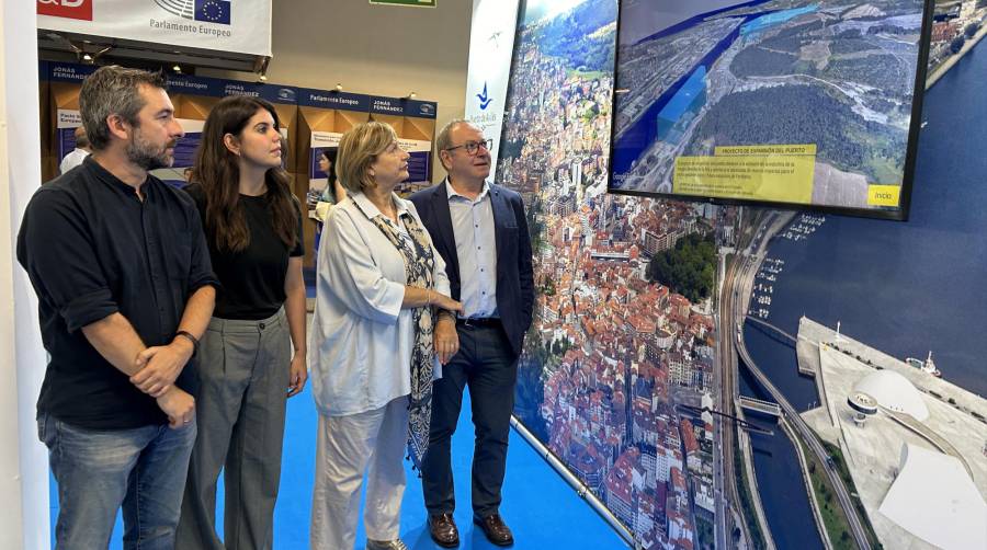 .De izquierda a derecha aparecen: Manuel Campa Menéndez (concejal de Desarrollo Urbano y Económico), Raquel Ruiz López (concejala de Turismo), Mariví Monteserín Rodríguez (alcaldesa de Avilés) y Santiago Rodríguez Vega (presidente de la Autoridad Portuaria de Avilés).