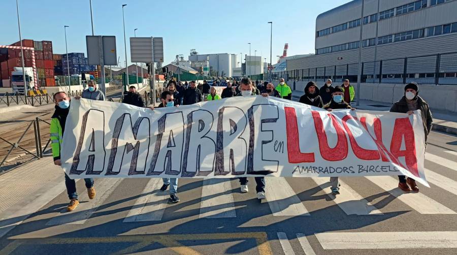 Los trabajadores de la empresa que presta el servicio de amarre en el Port de Barcelona están realizando una nueva marcha lenta. Foto: Alba Tejera.