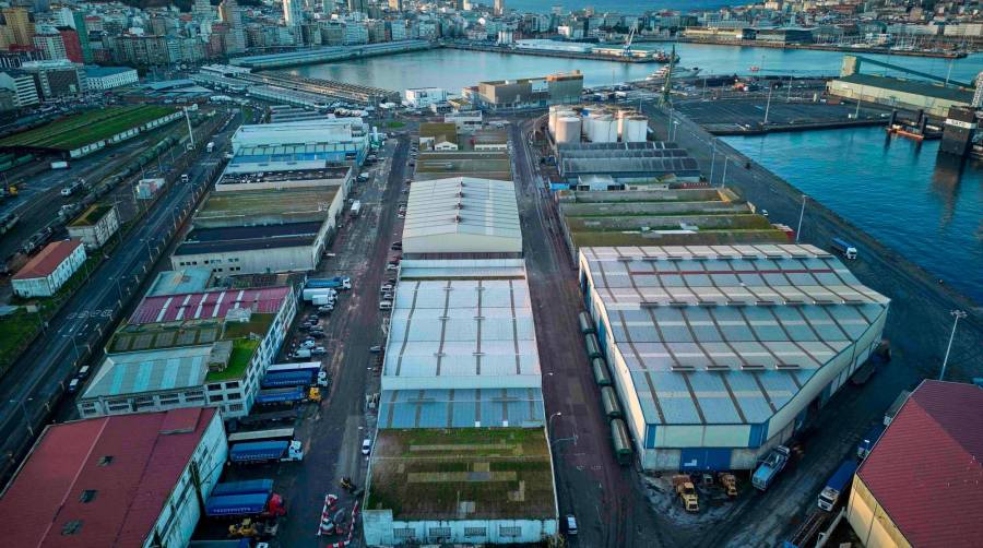 Se parte de la doble orientación del Puerto de A Coruña en sus dársenas interior y exterior.