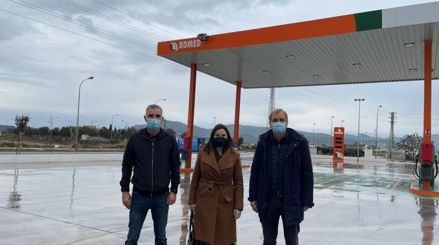 Cristina Plumed, presidenta de ASECAM (en el centro de la imagen), durante su visita a la nueva estaci&oacute;n de servicio de BDMED.