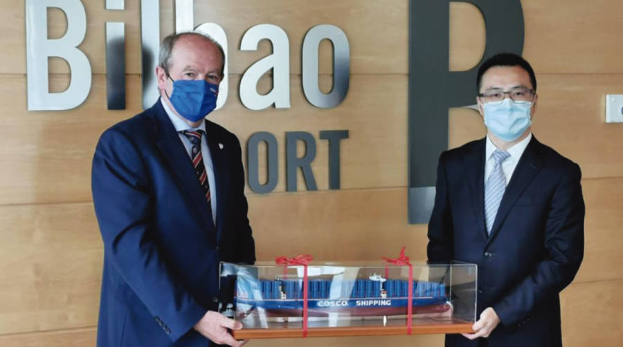 Wan Kun, managing director de COSCO Shipping Lines Spain, obsequi&oacute; al presidente de la AP de Bilbao, Ricardo Barkala, con la maqueta de un buque.