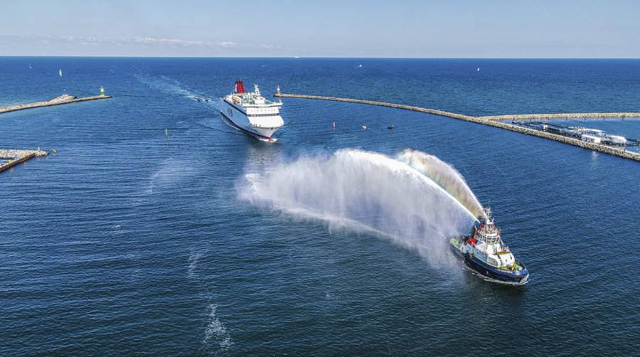 El remolcador offshore &ldquo;VB BREMEN&rdquo; dio la bienvenida y escolt&oacute; al ferry &ldquo;Hansa Destinations&rdquo;, de AB Gotland, en su viaje inaugural desde Estocolmo a Rostock el pasado 31 de agosto. Foto: Andr&eacute; Scheel, capit&aacute;n de Boluda Towage.