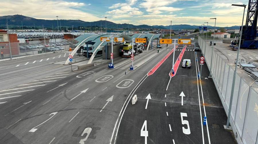 Se han creado dos nuevos carriles, acondicionado las rotondas interior y exterior del punto de control y mejorado el cerramiento, el alumbrado y la señalización.