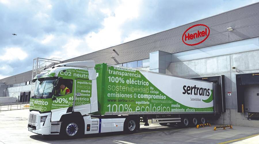 Sertrans incorpora un camión 100% eléctrico a su flota para reducir el impacto de las operaciones logísticas de Henkel Ibérica.