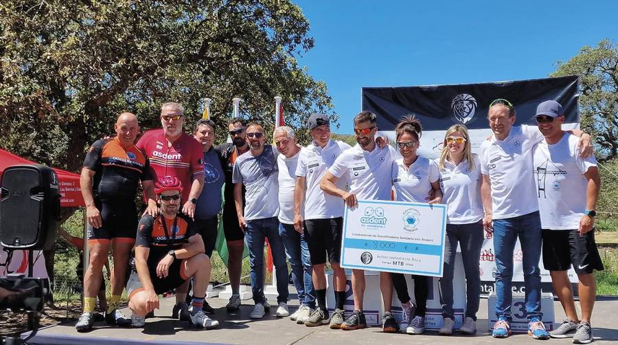 Representantes de Coordinadora Solidaria entregando el cheque solidario de 8.000 euros a la asociación Asdent.