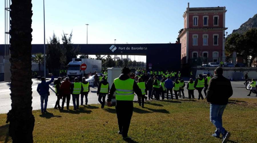 Las fuerzas de seguridad desalojan a los taxistas de una de las entradas del puerto de Barcelona