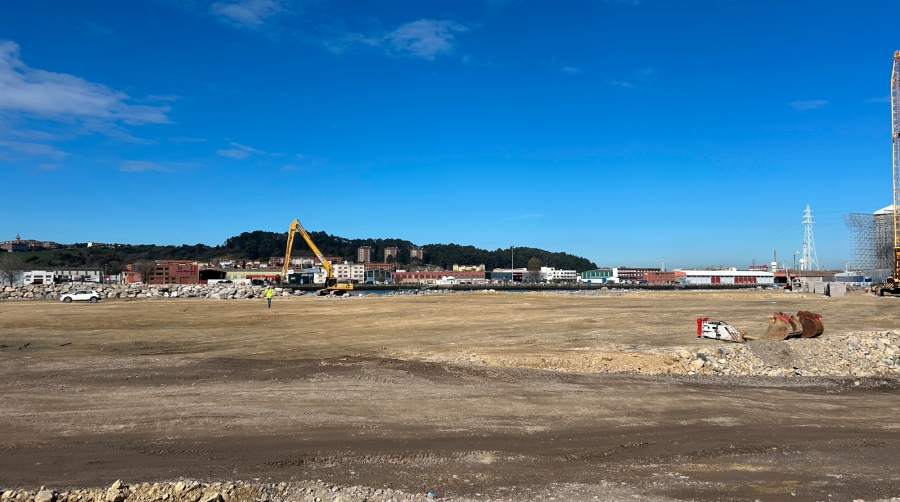 Relleno para la formación de explanada entre el Sur del Muelle de Valliniello y el Muelle de ArcelorMittal.