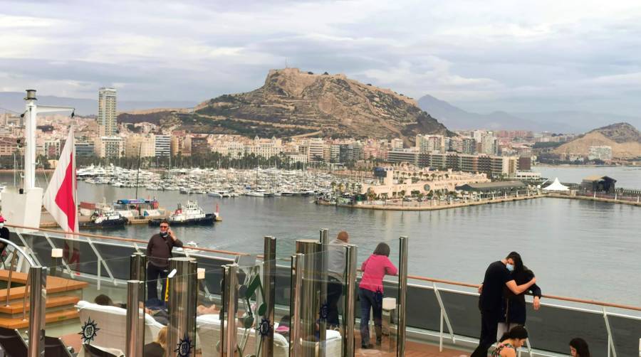 El puerto de Alicante tendrá un anillo peatonal que rodeará la dársena interior, gracias a la plataforma que se construirá tras la adjudicación de las obras.