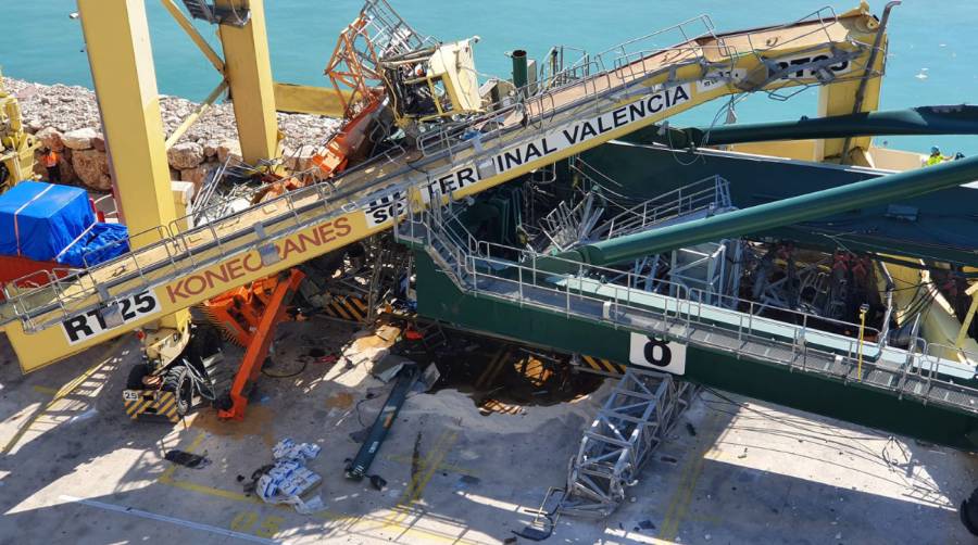 Fuera de peligro el estibador del Puerto de Valencia herido tras caer una gr&uacute;a