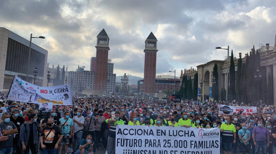 Centenares de trabajadores de Nissan se manifestaron ayer en las calles de Barcelona reclamando que la compa&ntilde;&iacute;a no cierre sus plantas.