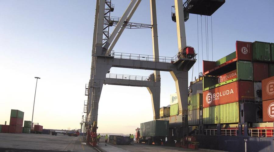 El sobrecoste que afronta el transporte marítimo y aéreo de mercancías en el archipiélago se compensa mediante ayudas.