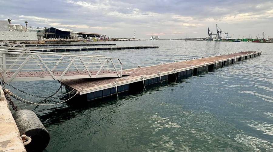 Imágenes de los pantalanes ya instalados en el muelle 12.