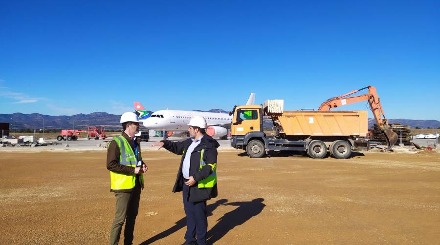 El director general de Aerocas, Justo Vellón, junto al gerente de eCube, Raúl Pérez, durante una visita a las obras de construcción del nuevo hangar.