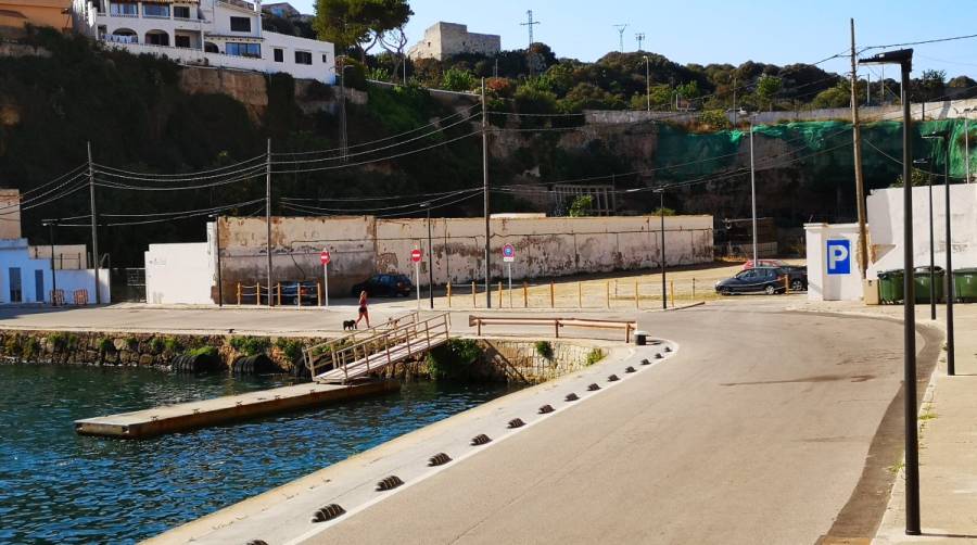 La AP de Baleares instala un nuevo pantal&aacute;n flotante en el puerto de Ma&oacute;