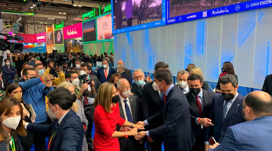 Jesús Caicedo, prsidente de la AP de Almería, durante la visita del preidente de la Junta al estand de Andalucía en Fitur.