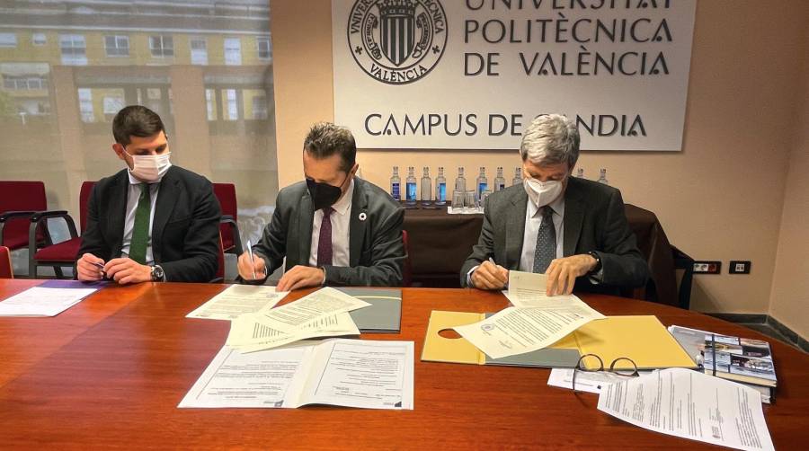 Un momento de la firma del acuerdo. De izquierda a derecha: José Manuel Prieto, alcalde de Gandia; José E. Capilla, rector de la UPV; y Aurelio Martínez, presidente de la APV.