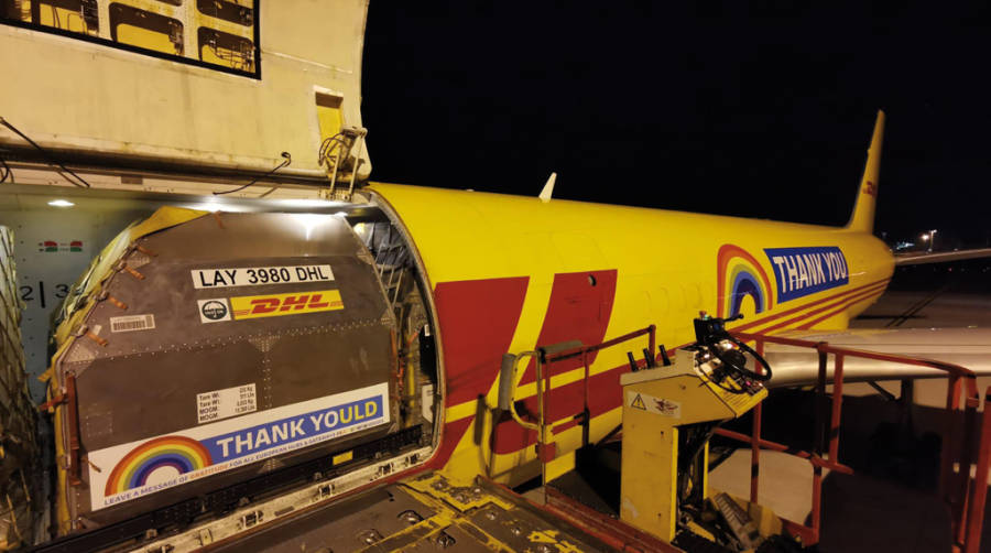 DHL agradece la labor de sus empleados con un mensaje en un avi&oacute;n personalizado