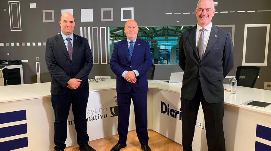 Miguel Jiménez, director de Diario del Puerto; Francisco Lorente, presidente de MSC España; y Paco Prado, director general de Grupo Diario, esta mañana en las instalaciones de Valencia de Diario del Puerto. Foto: Raúl Tárrega.