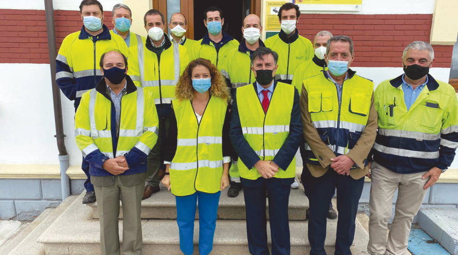 Trabajadores y directivos del CZFS. En primera fila, de izquierda a derecha: Modesto Pi&ntilde;eiro, presidente de la C&aacute;mara de Comercio de Cantabria y presidente del Pleno; Ainoa Qui&ntilde;ones, delegada del Gobierno en Cantabria y vocal del Pleno; Francisco Fern&aacute;ndez Ma&ntilde;anes, delegado especial del Estado en el CZFS; Fernando C&aacute;mara, director; Miguel Villa, secretario.