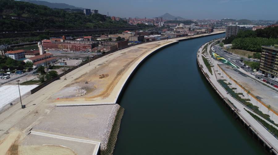 La AP de Bilbao concluye el relleno de la margen izquierda del Canal de Deusto