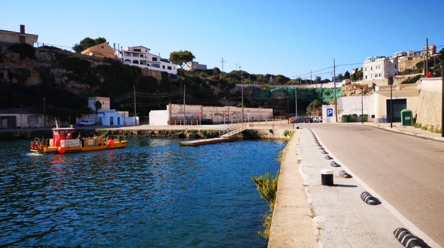 La AP de Baleares instala un nuevo pantal&aacute;n flotante en el puerto de Ma&oacute;