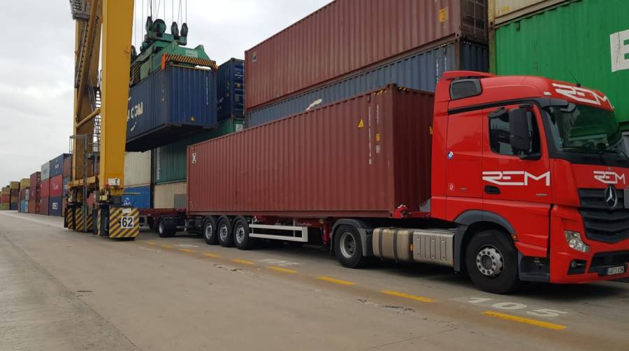 REM Transports suma un duotrailer a su flota en el puerto de Valencia