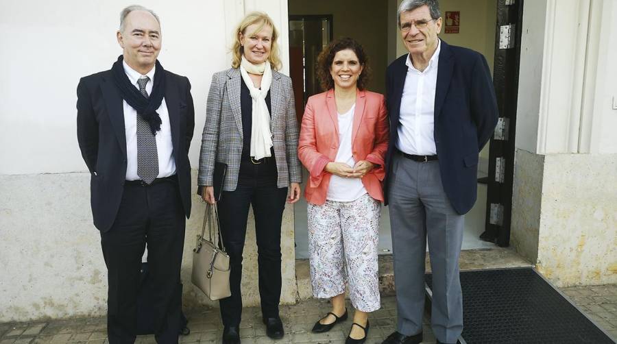 Representantes de Valenciaport y el CEDEX durante la visita al Puerto de Valencia.