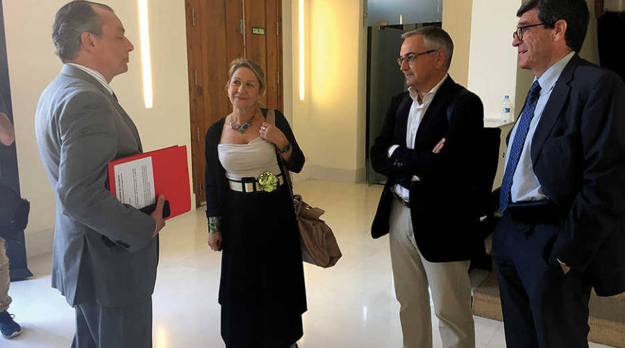 Salvador Navarro, presidente de la CEV; Inmaculada Rodr&iacute;guez Pi&ntilde;ero, eurodiputada y consejera de la APV; Josep Vicent Boira, secretario auton&oacute;mico de Vivienda, Obras P&uacute;blicas y Vertebraci&oacute;n del Territorio y Aurelio Mart&iacute;nez, presidente de la APV, conversando sobre las redes ferroviarias europeas al finalizar el Consejo del viernes. Foto F.V.