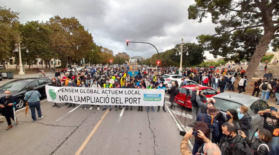 Los convocantes reunieron a menos de 800 personas para protestar contra la Ampliaci&oacute;n Norte. Foto: Ra&uacute;l T&aacute;rrega.