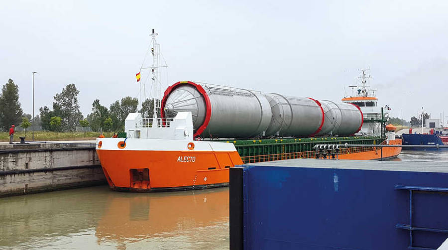 Con una capacidad de 5.500 hect&oacute;litros cada uno, estos grandes dep&oacute;sitos de acero llegaron al Muelle de Tablada transportados en la superficie del buque &quot;Alecto&quot;, consignado por la empresa Sevilla Shipping.