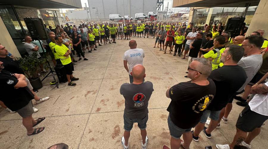 Un momento de la Asamblea Informativa que tuvo lugar ayer en las instalaciones del Centro Portuario de Empleo de Valencia.