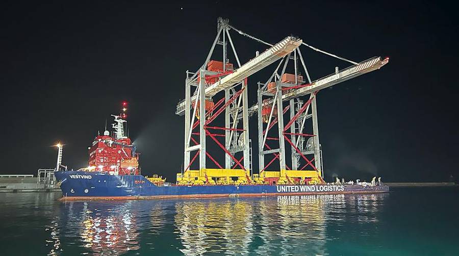 Arriba, las dos grúas de HUB Portuario de Alicante que llegaron la noche del miércoles al puerto levantino.