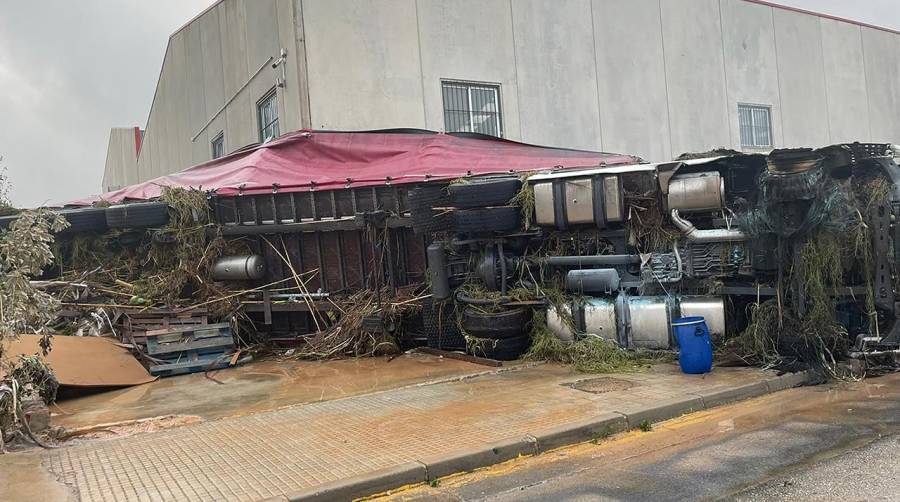 Uno de los múltiples camiones volcados en el Polígono Industrial de El Oliveral, en la localidad valenciana de Riba-roja del Turia.