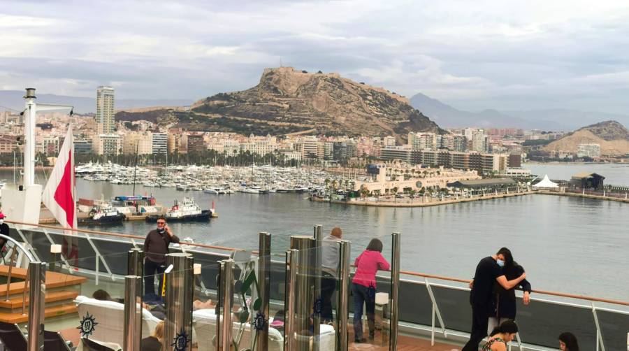 El puerto de Alicante tendrá un anillo peatonal que rodeará la dársena interior, gracias a la plataforma que se construirá tras la adjudicación de las obras.