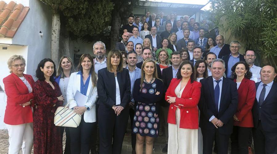 Cristina Plumed, presidenta de Asecam, y Eva Blasco, presidenta de CEV Valencia (cuarta y quinta por la derecha) junto al resto de socios de la patronal del Camp de Morvedre.