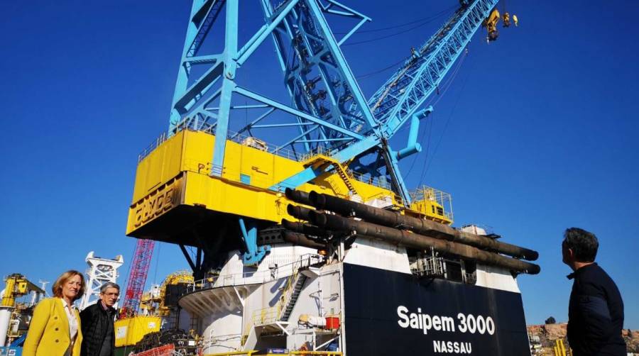 El &quot;Saipem 3000&quot; pone a prueba su gr&uacute;a flotante en Almer&iacute;a