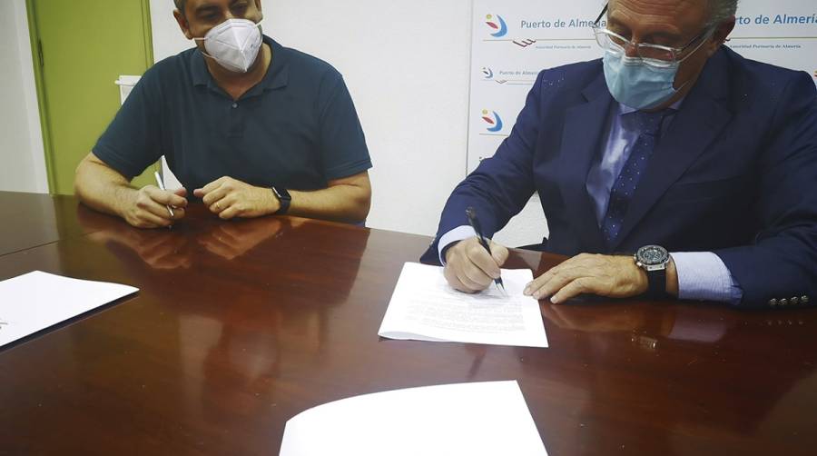 El presidente de la APA, Jes&uacute;s Caicedo, y el gerente de Incoal, Pedro Luis Mart&iacute;nez Rubio han firmado hoy el contrato para la ejecuci&oacute;n de los trabajos, que tienen un plazo de dos meses.