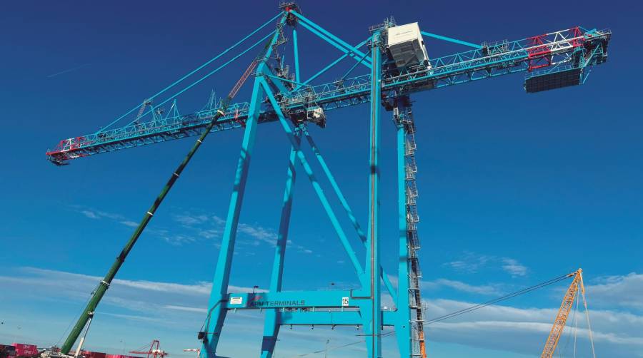 APM Terminals Valencia ultima el montaje de sus nuevas grúas STS.