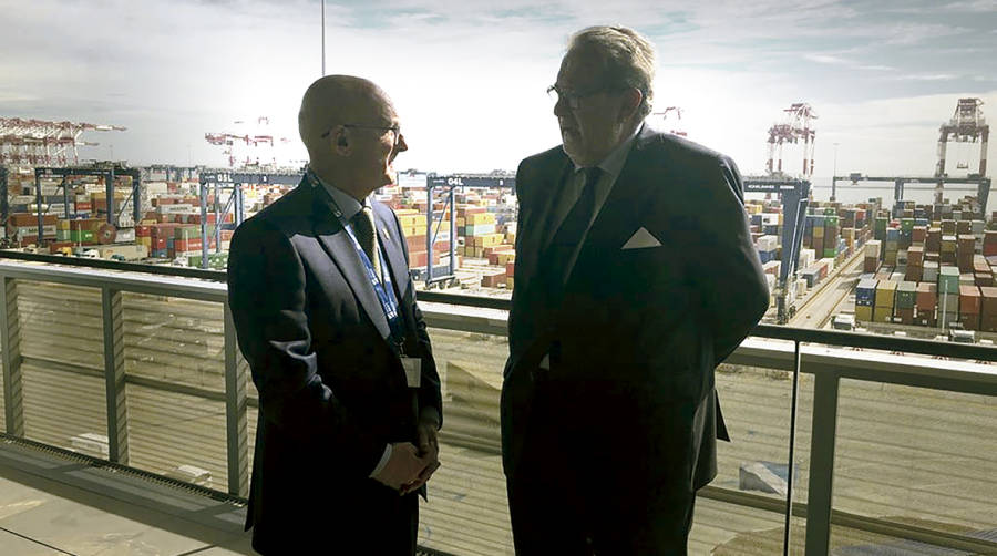 El consejero de Cohesi&oacute;n Territorial de Navarra, Bernardo Ciriza (izquierda), y el director de Relaciones Corporativas de Hutchison Ports-Best, Javier Vidal, durante su visita al Puerto de Barcelona.