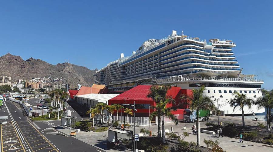 El “AIDAcosma” en el puerto de Santa Cruz de Tenerife.