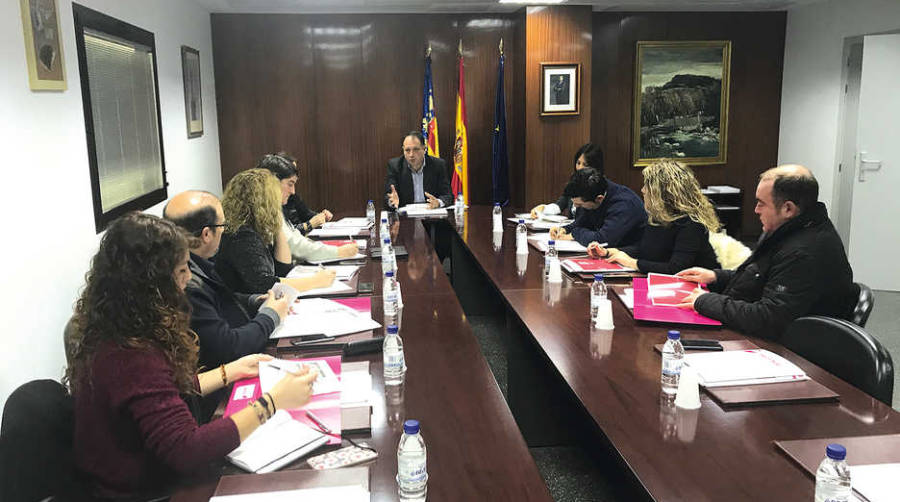 Un momento de la reuni&oacute;n del diputado de Promoci&oacute;n Econ&oacute;mica, Salvador Aguilella, con representantes de ayuntamientos del &aacute;rea cer&aacute;mica.