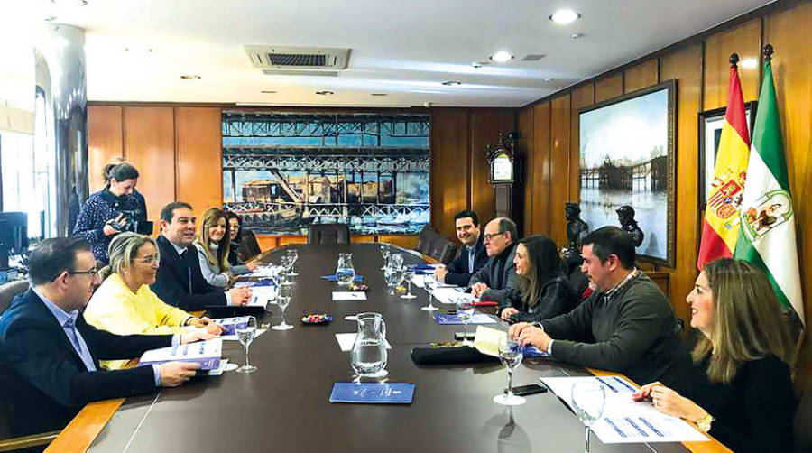 Un momento de la reuni&oacute;n entre la APH y el grupo parlamentario socialista de Huelva.