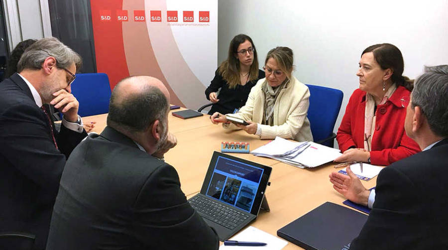 Un momento de la reuni&oacute;n con In&eacute;s Ayala e Inmaculada Rodr&iacute;guez-Pi&ntilde;ero.